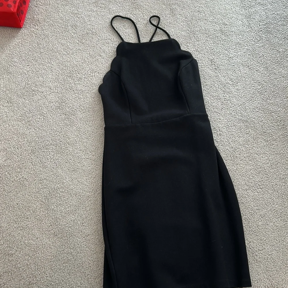 Elegant Black Sleeveless Dress - Picture 3 of 6
